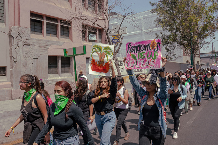 fotografía en una marcha del 8 de marzo sobre el paseo de la reforma hasta bellas artes