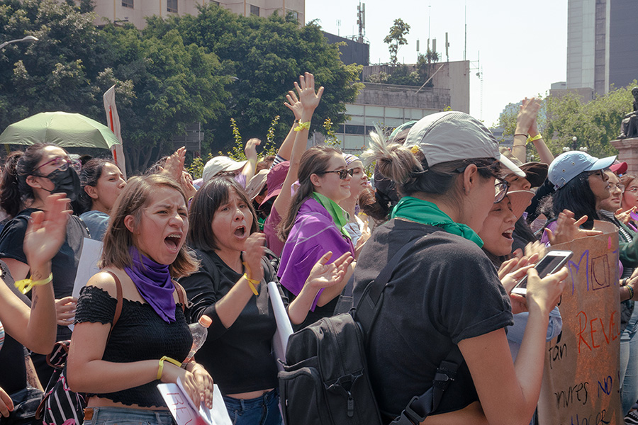 fotografía en una marcha del 8 de marzo sobre el paseo de la reforma hasta bellas artes