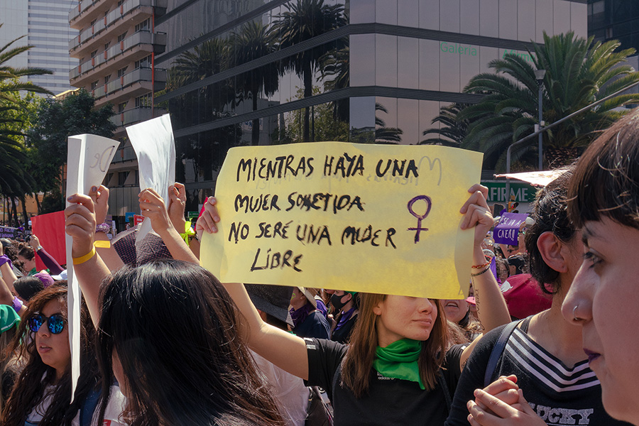 fotografía en una marcha del 8 de marzo sobre el paseo de la reforma hasta bellas artes