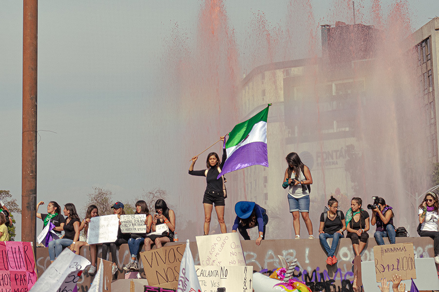 fotografía en una marcha del 8 de marzo sobre el paseo de la reforma hasta bellas artes