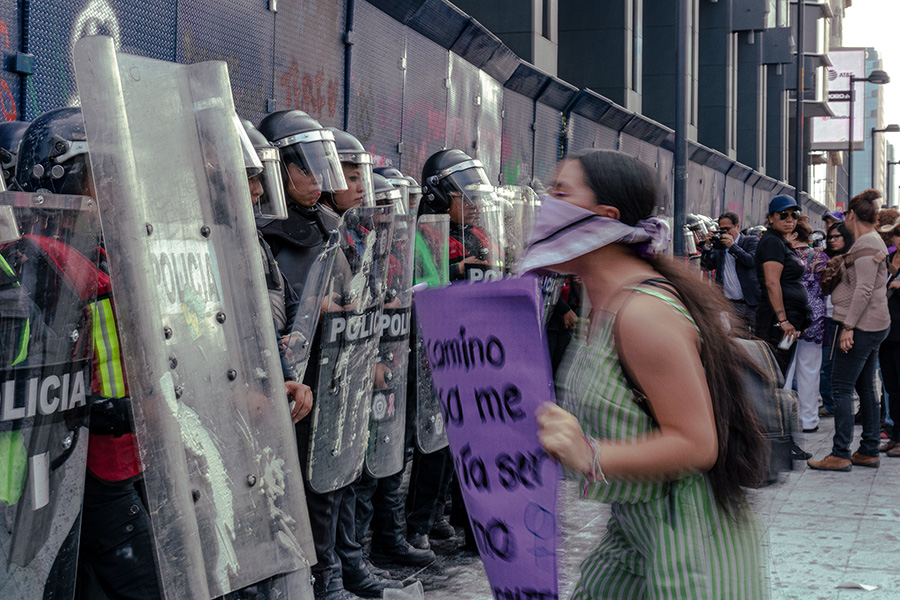 fotografía en una marcha del 8 de marzo sobre el paseo de la reforma hasta bellas artes