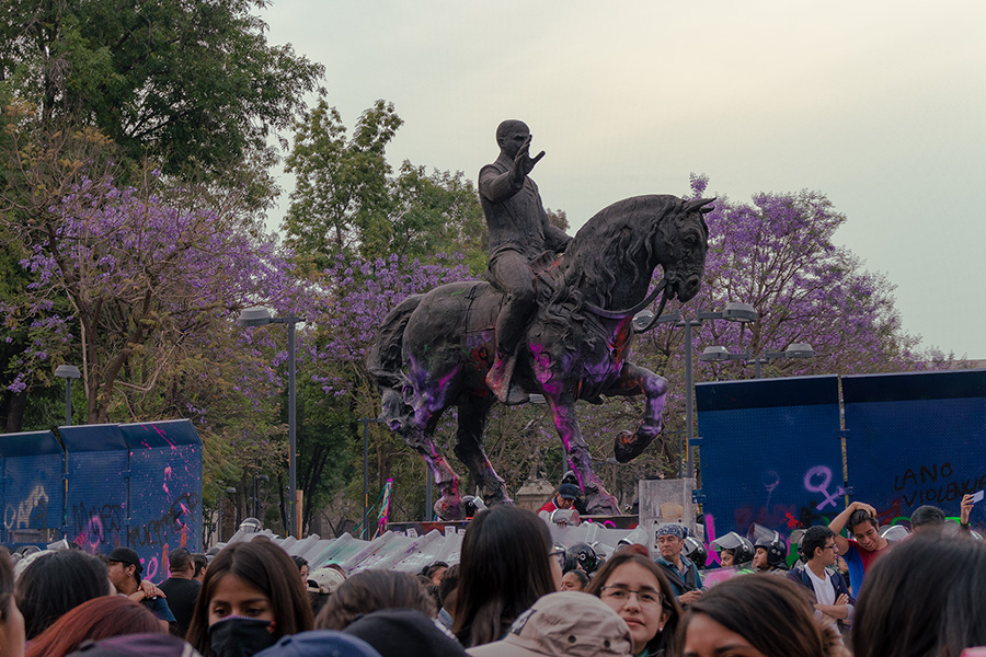 fotografía de la Estatua de Madero en una marcha