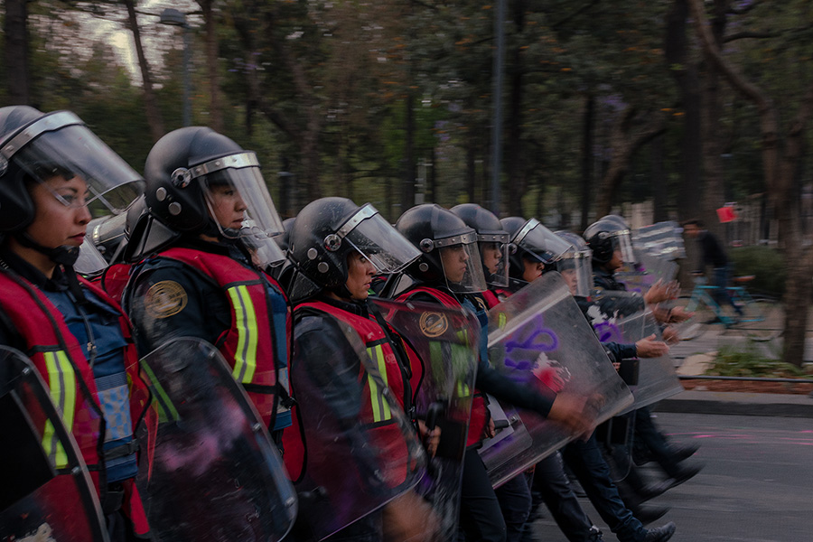 fotografía en una marcha del 8 de marzo sobre el paseo de la reforma hasta bellas artes